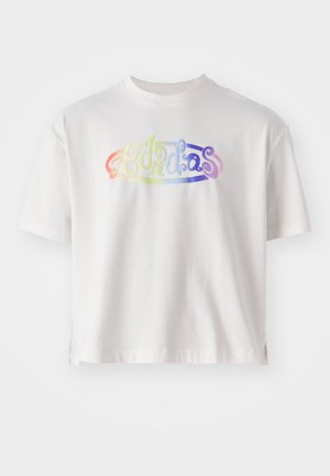 Biała krótka koszulka z bawełny z kolorowym gradientowym logo z stylizowanym tekstem na środku. Krótkie rękawy, luźny krój.