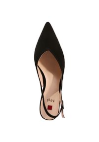Chaussure slingback en daim noir à bout pointu, avec un design découpé et un petit talon. À l'intérieur, on trouve un logo carré rouge et des indications de taille.