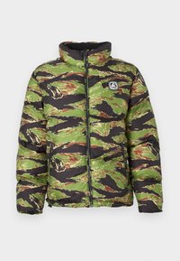 Καμουφλαρισμένο μπουφάν puffer σε αποχρώσεις πράσινου, μαύρου και καφέ, με ψηλό γιακά και κλείσιμο με φερμουάρ. Διαθέτει ταμπέλα με λογότυπο στο αριστερό στήθος.