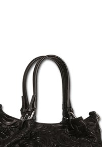 Zwarte leren handtas met reliëf rozenpatroon, dubbele ronde handgrepen en accenten van zilverkleurig beslag. Textuur oppervlak.