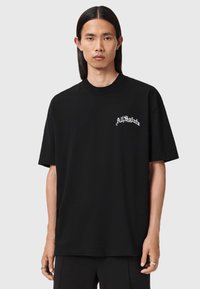 Sort bomulds-T-shirt med korte ærmer, rund hals og broderet "AllSaints"-logo på venstre bryst. Glat tekstur og afslappet pasform.