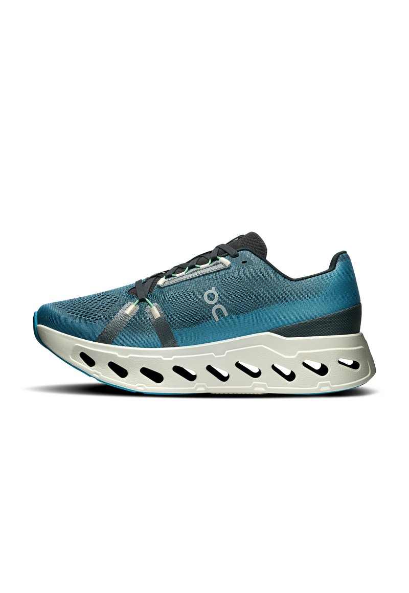 Chaussure de course avec une tige en mesh bleu respirant, des accents gris et une semelle distinctive de couleur claire avec des découpes pour la ventilation.