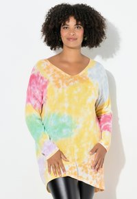 Langärmeliger V-Ausschnitt-Pullover mit einem mehrfarbigen Tie-Dye-Muster in den Farbtönen Pink, Gelb, Blau und Grün. Weicher, strukturierter Stoff.