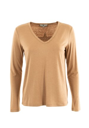 T-shirt a maniche lunghe e scollo a V in tessuto beige con una texture liscia. Presenta un design a stella sulla parte superiore della schiena e tre bottoni decorativi.