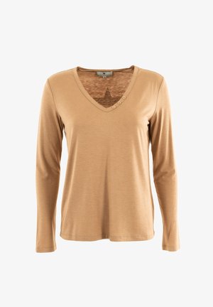 T-shirt à manches longues et col en V en tissu beige avec une texture lisse. Présente un motif d'étoile dans le haut du dos et trois boutons décoratifs.