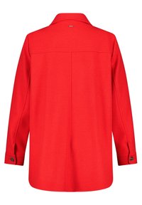 Abrigo de mezcla de lana rojo con cuello, puños abotonados y corte recto. Presenta un canesú en la parte posterior y un diseño minimalista.