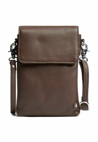 Brun läder crossbody-väska med en texturerad yta, klaffstängning, silverfärgad hårdvara och en justerbar rem. Kompakt rektangulär form.