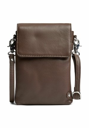 Braune Leder-Crossbody-Tasche mit strukturiertem Finish, Klappenverschluss, silberfarbener Hardware und verstellbarem Tragegurt. Kompakte rechteckige Form.