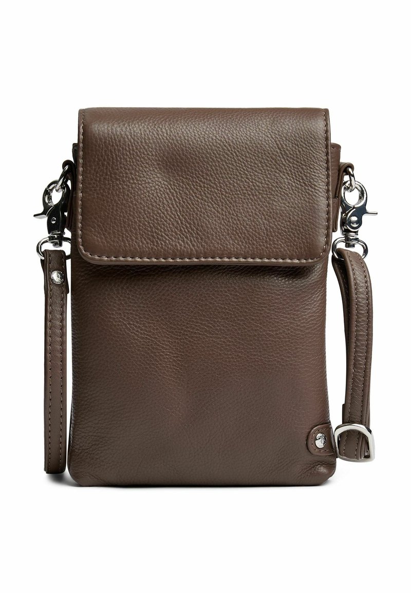 Brun läder crossbody-väska med en texturerad yta, klaffstängning, silverfärgad hårdvara och en justerbar rem. Kompakt rektangulär form.