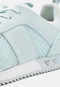 EA7 Emporio Armani LACES UNISEX - Sportcipő - iceflow/silver