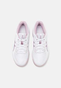 Hvide og lyserøde ASICS sportsko lavet af mesh-stof, med snørebånd og mærketunge set fra oven på en ensfarvet baggrund.