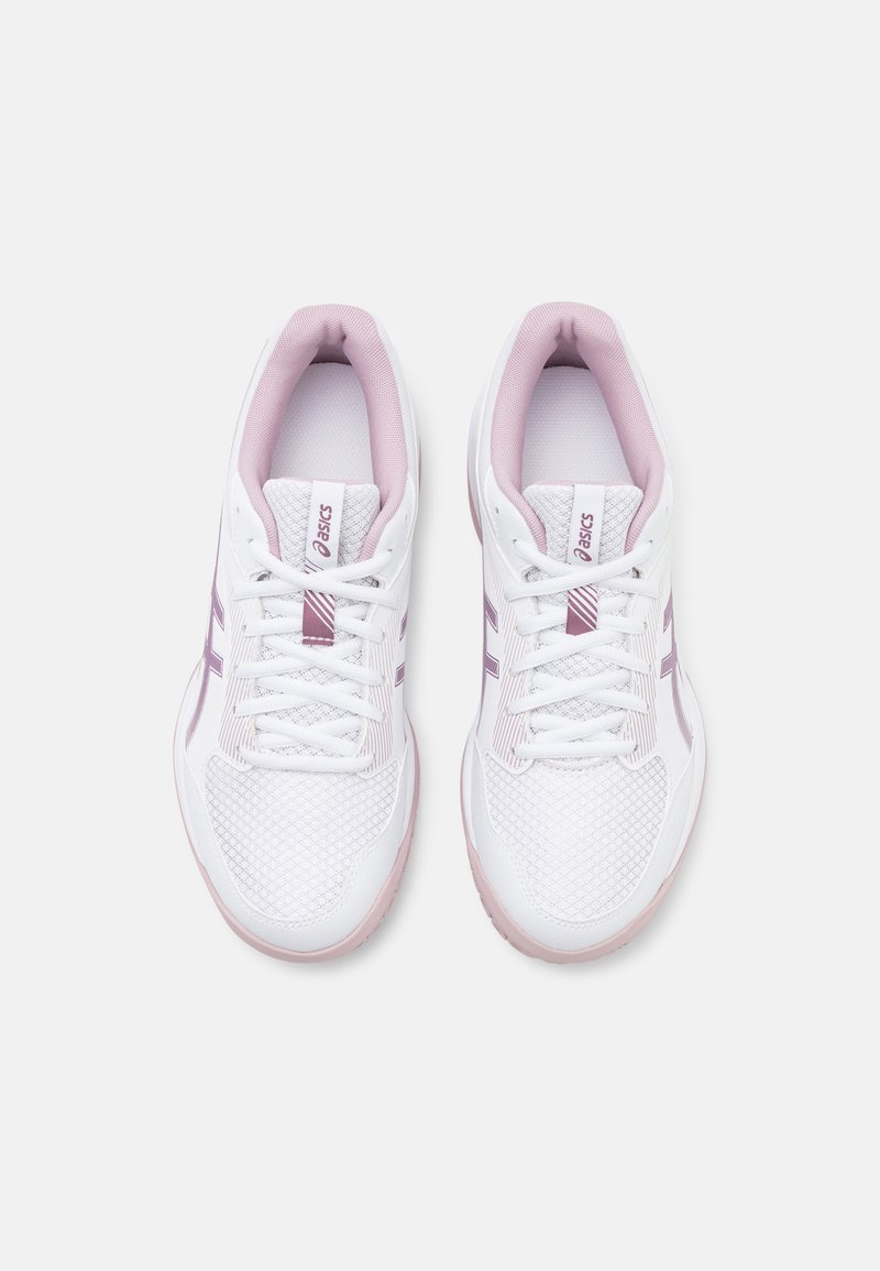 Witte en lichtroze ASICS sportschoenen van mesh stof, met veters en een gebrandmerkte tong, van bovenaf bekeken op een effen achtergrond.
