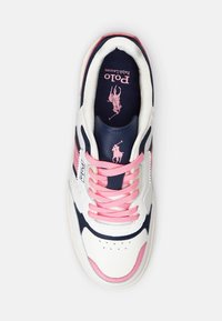 Men's sneaker with white leather and navy textile upper, pink accents, and matching laces. Features logo on insole and perforated toe box.