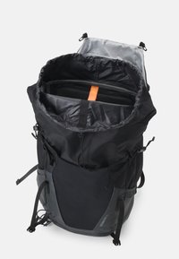 Rucsac negru cu un design tip roll-top, interior gri, bretele ajustabile, buzunare externe și o curea de accent portocalie în interior.