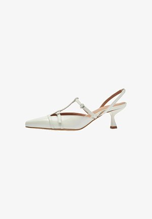 Zapatos de tacón slingback de charol blanco con punta afilada, diseño de tira en T, hebillas ajustables y un tacón delgado y esculpido.