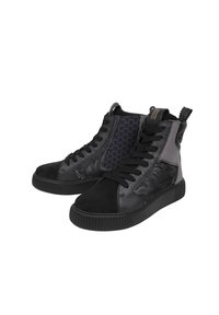 Sneaker alte nere in pelle e tessuto, con un motivo a cuore sul pannello laterale, suole in gomma texturizzata e lacci neri.