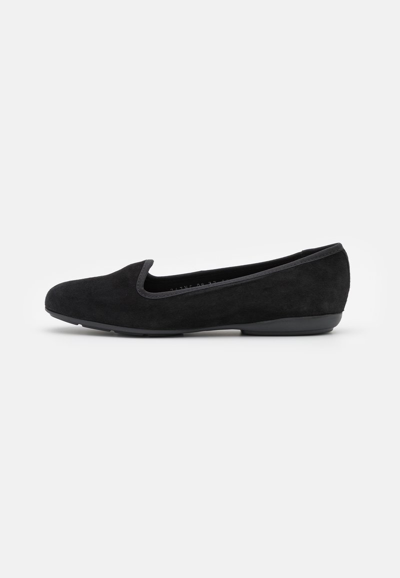 Ballerine in suede nero con punta arrotondata e dettagli di cucitura discreti. La scarpa presenta una suola in gomma flessibile per il massimo comfort.
