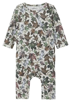 Różowy kombinezon z długim rękawem wykonany z miękkiego materiału, z motywem przyrodniczym przedstawiającym szopy i liście w zielonych, brązowych i kremowych odcieniach. Zapięcie na zatrzaski u dołu.