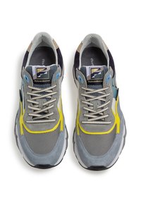 Graue und marineblau Sneakers aus Mesh und Wildleder, mit gelben Akzenten, strukturierten Mustern und einem Logo auf der Zunge.