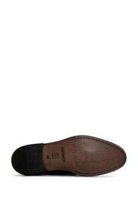 Zool van een zwart leren dresschoenen met een gemusterde bruine buitenzool, merknaam "DERIMOD", maat 40, en een gestructureerde hiel grip.