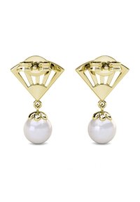 Boucles d'oreilles en ton or, présentant un dessus en triangle géométrique et une seule perle blanche en goutte. Le design comprend un détail en forme de nœud décoratif en haut.
