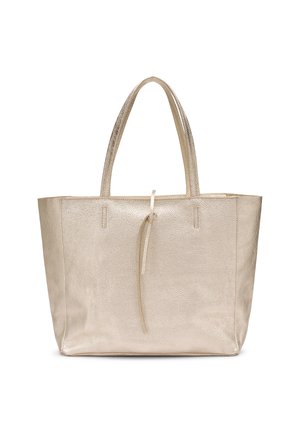 Bolso tote de cuero de tono dorado brillante con dos asas y un cierre delgado de lazo en la parte superior, presentado sobre un fondo blanco.