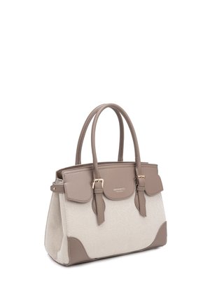 Sac à main structuré beige et taupe avec double poignée, rabat avant avec détails de boucles et corps en tissu texturé.