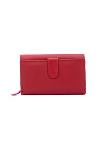 Portefeuille rouge en cuir avec une texture lisse, de forme rectangulaire et une fermeture à bouton-pression sur le devant. Présente des détails de couture et une tirette sur le côté.