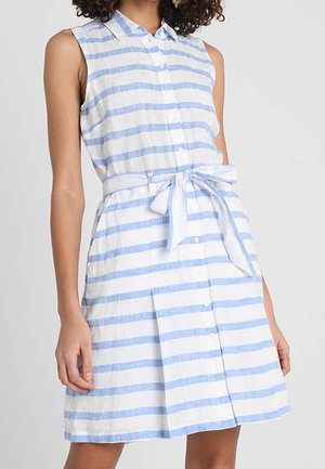 Robe sans manches avec col, rayures horizontales blanches et bleu clair, boutonnage devant et ceinture nouée à la taille.