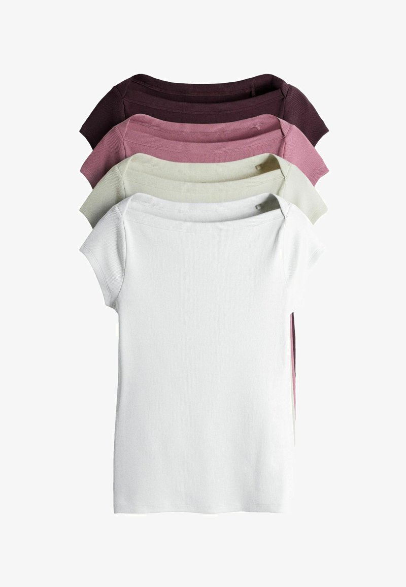 Quattro magliette a manica corta in maglia a coste impilate, nei colori bianco, beige, rosa polvere e bordeaux scuro, viste da davanti.