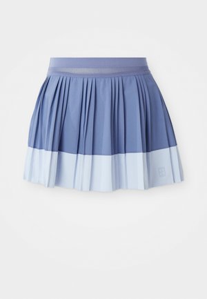 Falda plisada en tonos de azul, con una cinturilla sólida y un dobladillo en contraste de azul claro, hecha de una tela suave con un diseño estructurado.