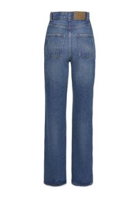 Mėlyni džinsai su aukštu liemeniu, tiesiomis kojomis, penkių kišenių stiliumi ir šviesiai rudos odos žyme liemenyje.