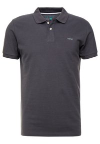 Polo shirt gris foncé en coton, avec un col classique, une patte de boutonnage à deux boutons et un petit logo brodé sur la poitrine.