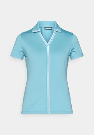 Ljusblå polo t-shirt gjord av mjukt tyg, med V-hals, korta ärmar och vita accentstrimmor längs kragen och knäppningen.