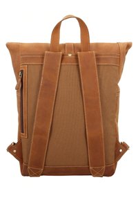 Rudos drobinės kuprinės su odos detalėmis, turi paminkštintas petnešas, viršutinę rankeną ir šoninį kišenėlį su užtrauktuku. Matoma siuvimo detalė.