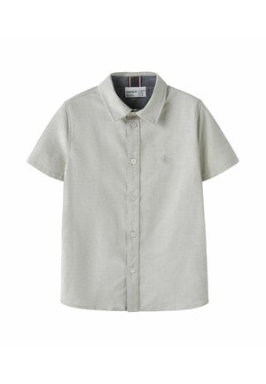 Helehall halli lühikeste varrukatega nööbitav triiksärk kraega ja päikeseline vasaku rinna peal läbipaistev tikitud logo.