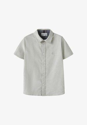 Vaaleanharmaa lyhythihainen kauluksellinen nappipaita, jossa on vasemmassa rinnassa hillitty kirjailtu logo.