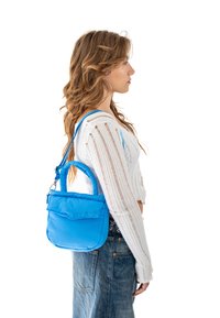 Kék nylon válltáska lapos formával, elülső fedélzsebbel és kettős hordozópánttal. Simább felület és könnyű kialakítás.