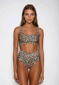 Set di bikini leopardato con scollatura quadrata, spalline larghe e slip a vita alta; realizzato in un tessuto liscio e elasticizzato.