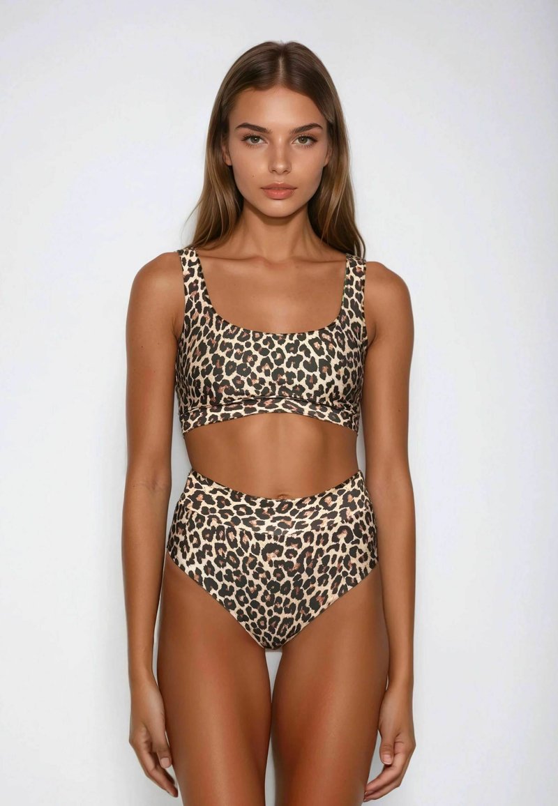 Set di bikini leopardato con scollatura quadrata, spalline larghe e slip a vita alta; realizzato in un tessuto liscio e elasticizzato.
