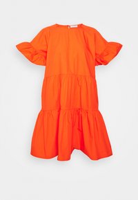 Robe courte à manches courtes de couleur orange vif, avec des manches volantes et une jupe à volants, dotée d'un col rond et d'une fermeture à boutons au dos.