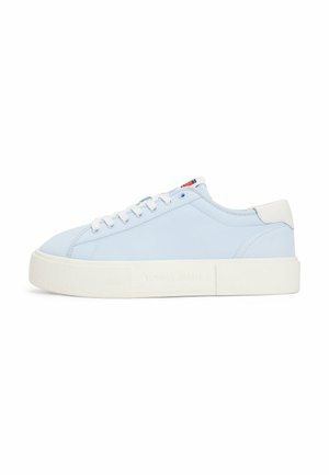Baskets bleu clair avec semelle en caoutchouc blanc, présentant une finition texturée, un design à lacets et un accent de logo sur le côté.