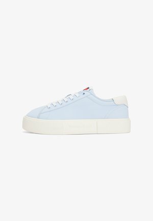 Lichtblauwe sneakers met een witte rubberen zool, voorzien van een gestructureerde afwerking, vetersluiting en een logoaccent aan de zijkant.