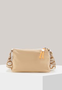 Borsa a tracolla in nylon beige con chiusura a zip, dotata di tiranti arancioni e una tracolla in tessuto con motivo. Texture liscia, forma rettangolare.