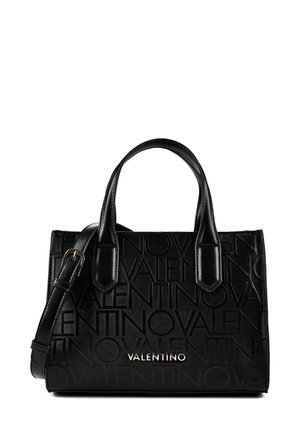Schwarze Valentino Handtasche mit geprägt gemustertem Logo, doppelten oberen Griffen und verstellbarem Schulterriemen mit goldener Schnalle.