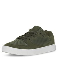 Lave topp sneakers i olivengrønn, med teksturert syntetisk overdel og glatte detaljer, hvit gummisåle og snøresystem.