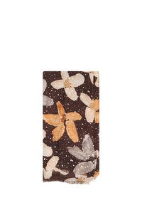 Sciarpa marrone con grandi motivi floreali in beige, arancione e grigio, impreziosita da pois bianchi. I bordi sfilacciati completano il design.