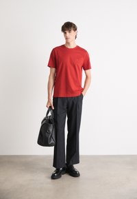 Tommy Hilfiger ESSENTIAL TEE - Základné tričko - dark magma