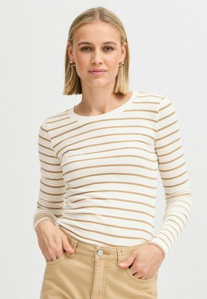 Langärmliges Oberteil in Creme mit hellbraunen horizontalen Streifen, gerippte Textur, runder Halsausschnitt, kombiniert mit beigen Hosen.