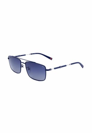Occhiali da sole rettangolari blu FILA con lenti sfumate, montatura sottile in metallo e aste, inclinati su sfondo bianco.
